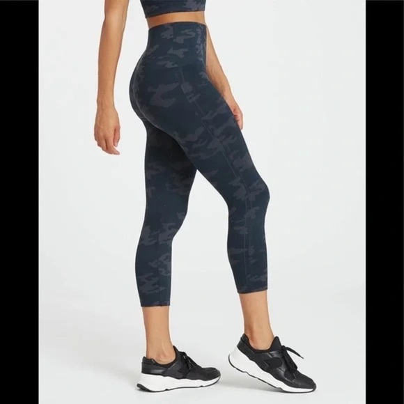 Spanx Look At Me Now Black Camo Seamless Crop Leggings - Picture 3 of 11